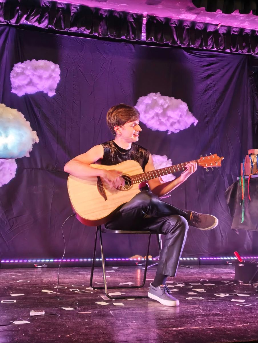 Pol Pavo toca la guitarra entre núvols il·luminats